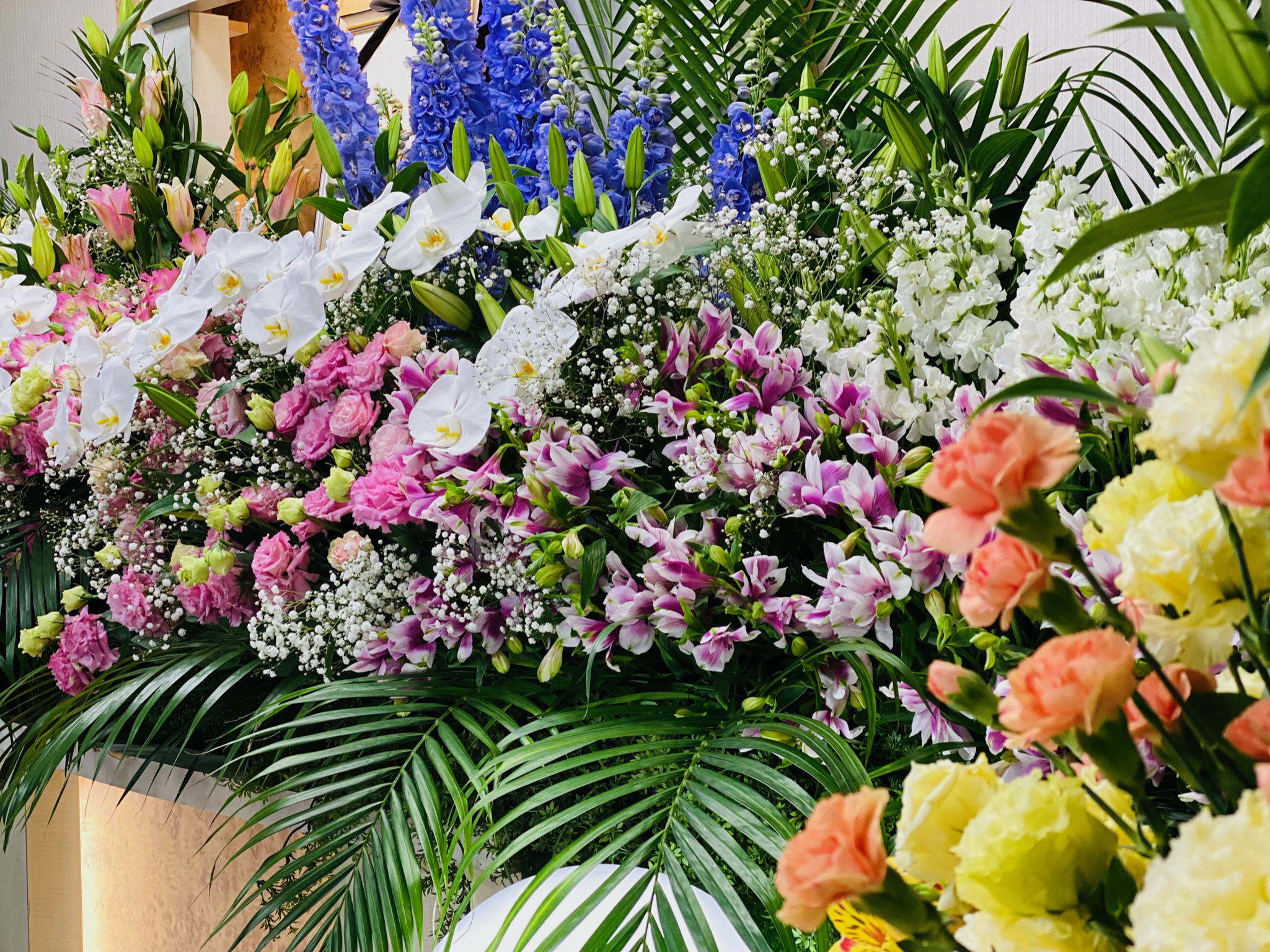 綺麗な生花の祭壇でお見送りを。